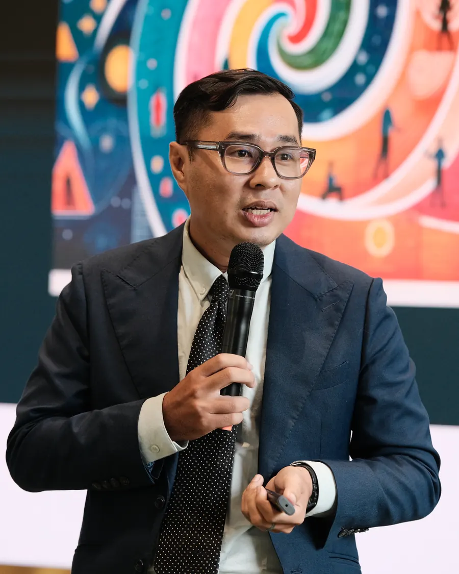 Coach Lê Hoàng Lâm đang đứng lớp